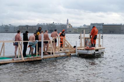 Санкт-Петербург. Крещенские купания в Неве у стен Петропавловской крепости.