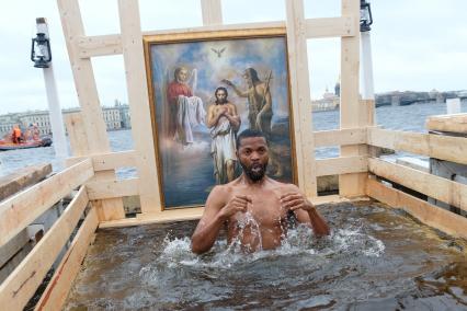 Санкт-Петербург. Крещенские купания в Неве у стен Петропавловской крепости.