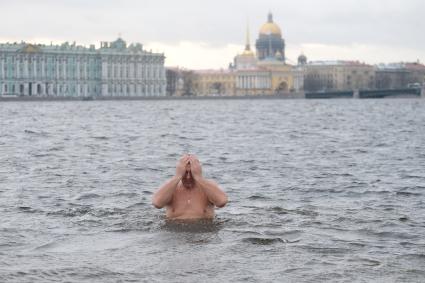 Санкт-Петербург. Крещенские купания в Неве у стен Петропавловской крепости.