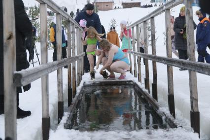 Барнаул.  Верующие во время крещенских купаний.