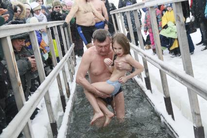 Барнаул.   Верующие во время крещенских купаний.