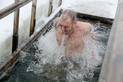 Барнаул.  Верующие во время крещенских купаний.