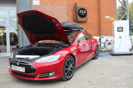 Пермь. Зарядка электроавтомобиля Tesla Model S.