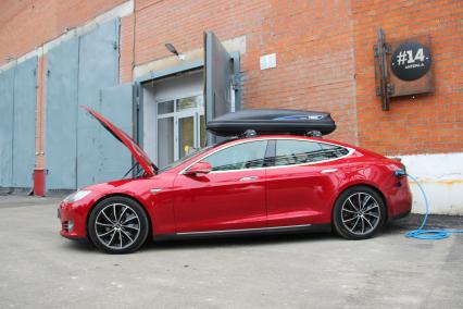 Пермь. Зарядка электроавтомобиля Tesla Model S.