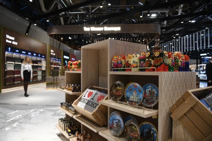 Московская область. Продажа сувенирной продукции в зоне Duty Free в здании нового терминала С в международном аэропорту Шереметьево.