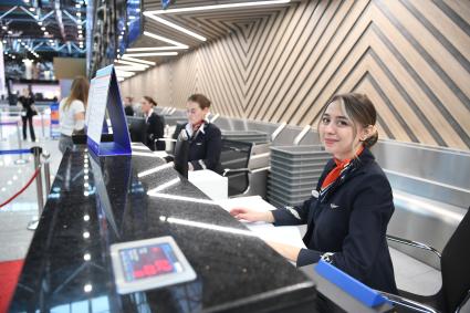 Московская область. Сотрудницы международного аэропорта Шереметьево в здании нового терминала С.
