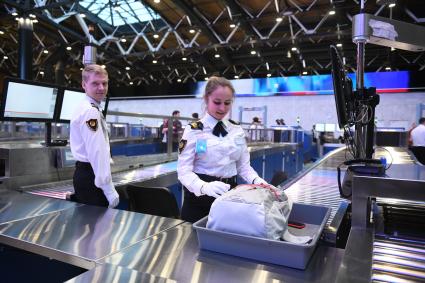 Московская область. Сотрудники международного аэропорта Шереметьево в здании нового терминала С.