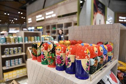 Московская область.  Продажа сувенирной продукции в зоне Duty Free в здании нового терминала С в международном аэропорту Шереметьево.