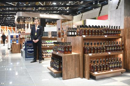 Московская область. Продажа алкогольной продукции в зоне Duty Free в здании нового терминала С в международном аэропорту Шереметьево.