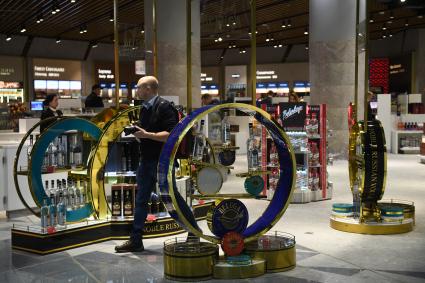 Московская область. Продажа сувенирной продукции в зоне Duty Free в здании нового терминала С в международном аэропорту Шереметьево.