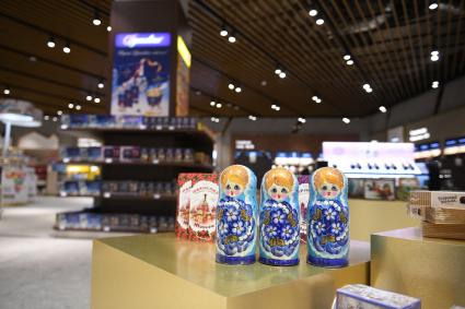Московская область. Продажа сувенирной продукции в зоне Duty Free в здании нового терминала С в международном аэропорту Шереметьево.