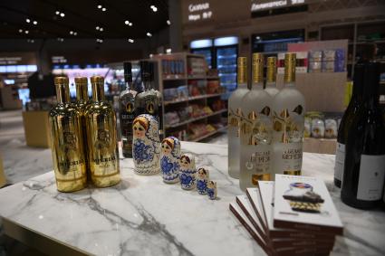 Московская область. Продажа сувенирной продукции в зоне Duty Free в здании нового терминала С в международном аэропорту Шереметьево.