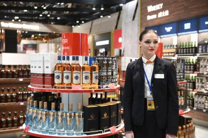 Московская область. Продажа алкогольной продукции в зоне Duty Free в здании нового терминала С в международном аэропорту Шереметьево.