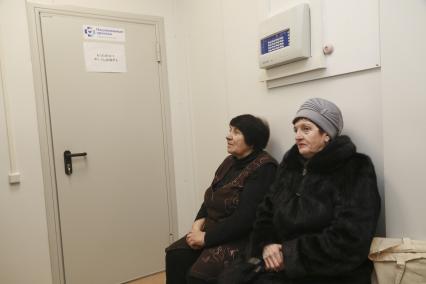Барнаул. Женщинаы в очереди на прием в сельском фельдшерско-акушерском пункте.