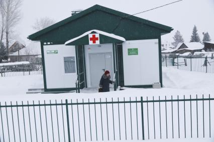 Барнаул. Красный крест на здании сельского фельдшерско-акушерского пункта.