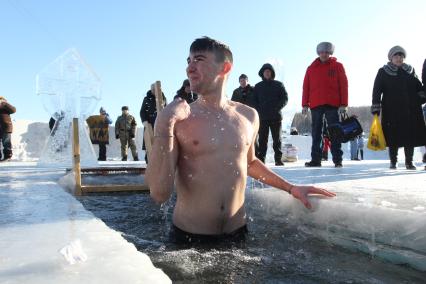 Иркутск. Верующие во время крещенских купаний.