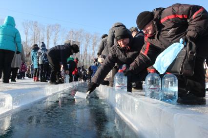 Иркутск. Верующие набирают воду во время праздника Крещения Господня.