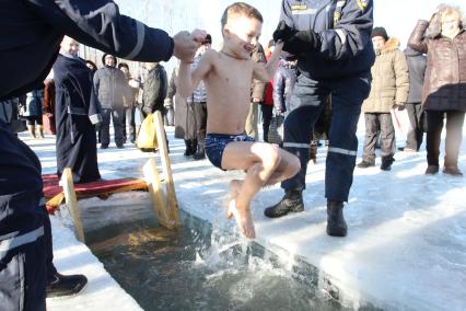 Иркутск. Верующие во время крещенских купаний.