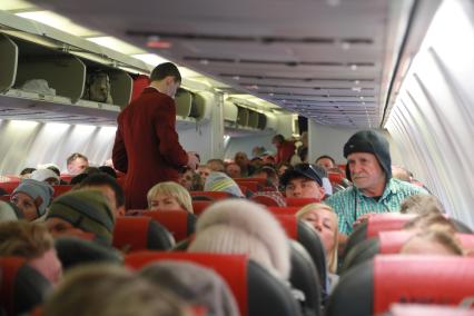 Красноярск. Сотрудник Роспотребнадзора проверяет тепловизором пассажиров прибывшего самолета в связи с эпидемией коронавируса.