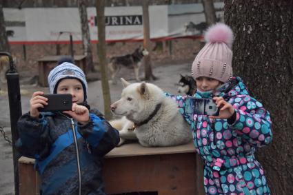 Москва. Во время открытия  социальной реабилитационной программы  `По пути с хаски` в парке Сокольниках.