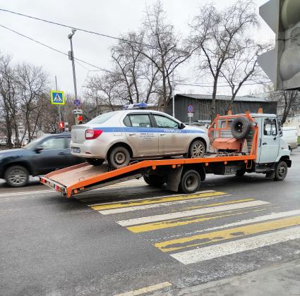 Москва. Автомобиль полиции на эвакуаторе.