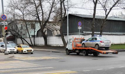 Москва. Автомобиль полиции на эвакуаторе.