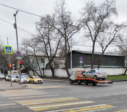 Москва. Автомобиль полиции на эвакуаторе.