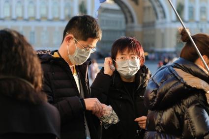 Санкт-Петербург.   Китайские туристы на одной из улиц города.