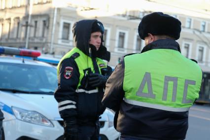 Санкт-Петербург. Сотрудники дорожно-патрульной службы во время дежурства на улице города.