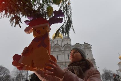 Москва.   Девочка у новогодней елки  на Соборной площади Кремля.