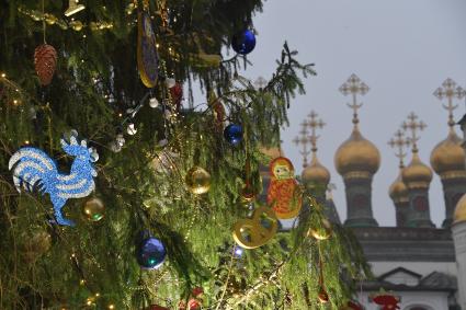 Москва.   Украшенная новогодняя елка на Соборной площади Кремля.