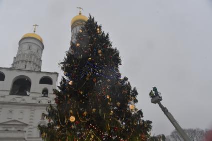 Москва.   Украшенная новогодняя елка на Соборной площади Кремля.