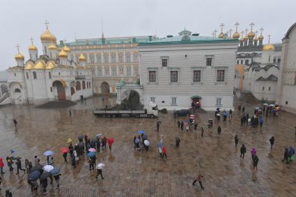 Москва.   Вид сверху на Соборную площадь Московского Кремля.