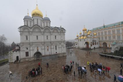 Москва.   Вид сверху на Соборную площадь Московского Кремля.