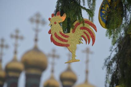 Москва.   Украшенная новогодняя елка на Соборной площади Кремля.