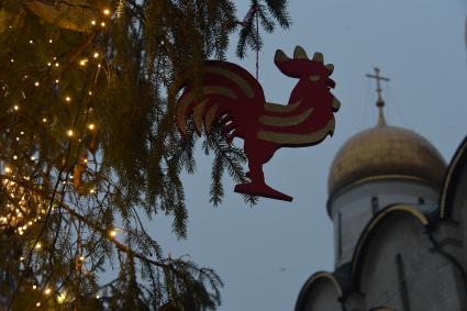 Москва.   Украшенная новогодняя елка на Соборной площади Кремля.