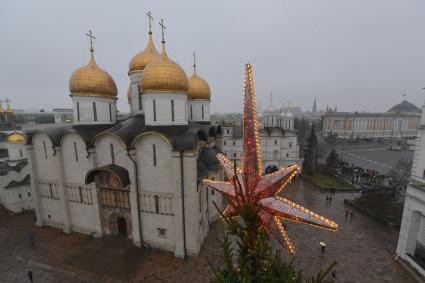 Москва.  Вид сверху на Успенский собор Московского Кремля.