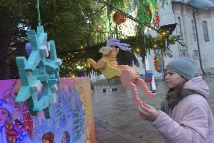 Москва.   Девочка у новогодней елки  на Соборной площади Кремля.