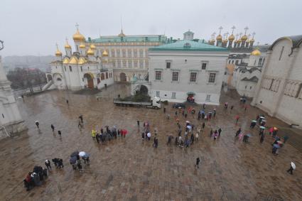 Москва.   Вид сверху на Соборную площадь Московского Кремля.