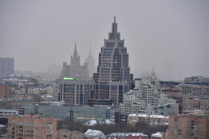 Москва.  Вид на здание многофункционального комплекса `Оружейный` в Оружейном переулке.