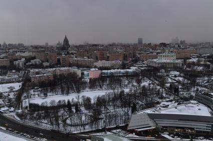 Москва.   Вид  здание многофункционального комплекса `Оружейный` (слева) и на Центральный академический театр Российской армии (справа).