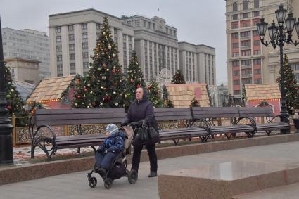 Москва.  Новогодние елки во время фестиваля `Путешествие в Рождество` на Манежной площади.