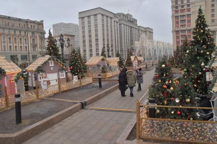 Москва.  Новогодние елки во время фестиваля `Путешествие в Рождество` на Манежной площади.