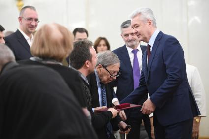 Москва.  Заведующий кафедры зарубежной журналистики и литературы факультета журналистики Московского государственного университета им. М.В. Ломоносова Ясен Засурский и мэр Москвы Сергей Собянин (справа) на торжественной церемонии награждения журналистов городской премией в области журналистики.