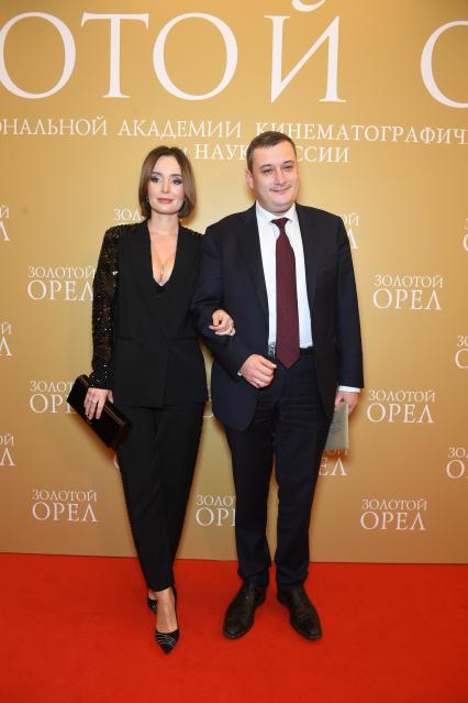 Москва.  Актриса Поля (Ольга) Полякова и заместитель председателя комитета Госдумы РФ по безопасности и противодействию коррупции Александр Хинштейн перед началом церемонии вручения национальной премии в области кинематографии и телевидения за 2019 год `Золотой орел` в павильоне киноконцерна `Мосфильм`.