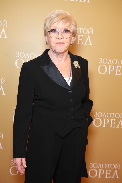 Москва.  Актриса Алиса Фрейндлих  перед началом церемонии вручения национальной премии в области кинематографии и телевидения за 2019 год `Золотой орел` в павильоне киноконцерна `Мосфильм`.