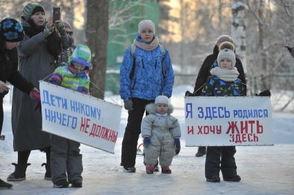 Екатеринбург. Ребенок на митинге против сноса домов в цыганском поселке