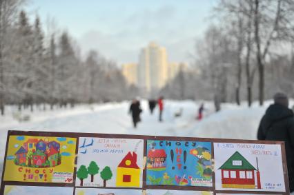 Екатеринбург. Детские рисунки на митинге против сноса домов в цыганском поселке