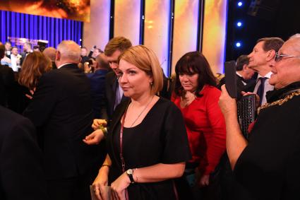 Москва. Министр культуры РФ Ольга Любимова (в центре)  на церемонии вручения национальной премии в области кинематографии и телевидения за 2019 год `Золотой Орел` в павильоне киноконцерна `Мосфильм`