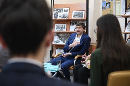 Москва. Министр просвещения Сергей Кравцов приехал в школу,где сам раньше учился и преподавал.